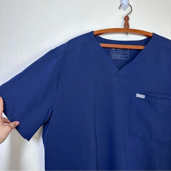 Figs Men's Leon Three Pocket Scrub Top in Navy Size XXL - Picture 9 of 10